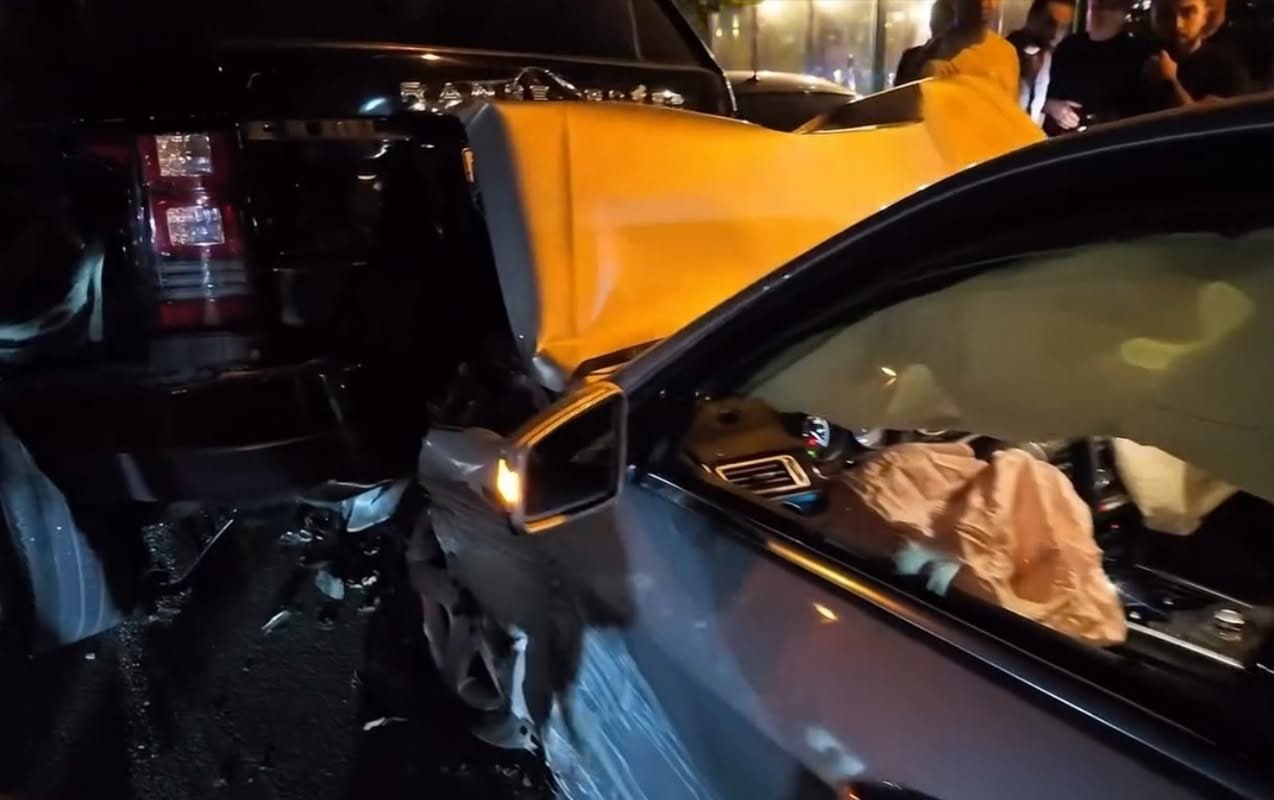 Ağ Şəhərdə bahalı avtomobillər toqquşdu- 8 maşına zərər dəydi &ndash; Video