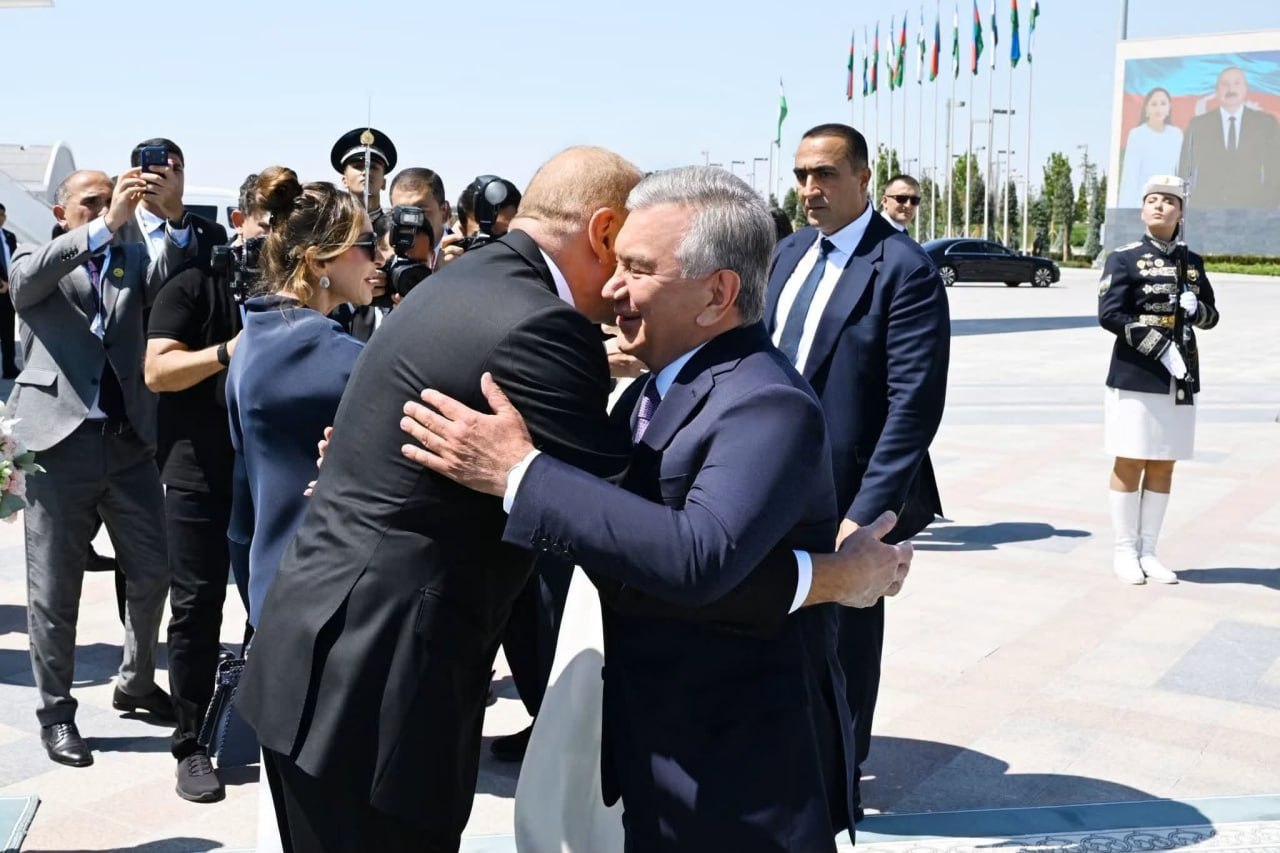 İlham Əliyevin sosial şəbəkə hesablarında Özbəkistana səfərindən görüntülər paylaşılıb - VİDEO İlham Əliyevin sosial şəbəkə hesablarında Özbəkistana səfərindən görüntülər paylaşılıb - VİDEO
