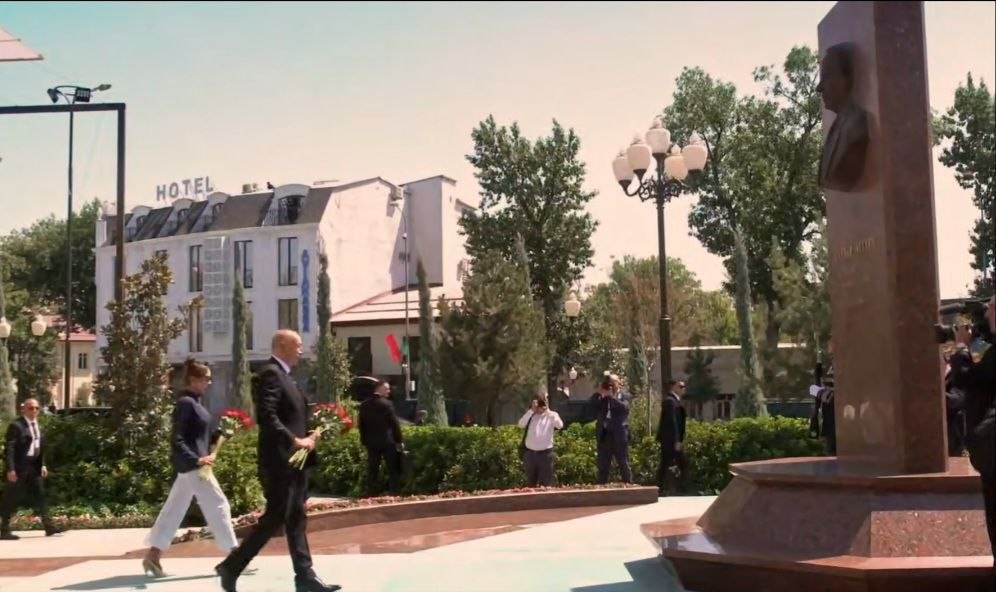 Prezident və birinci xanım Ümummilli Liderin memorial kompleksini ziyarət etdilər - VİDEO