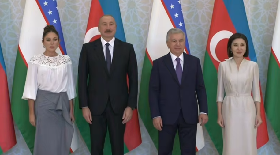 Azərbaycan və Özbəkistan prezidentləri ilə birinci xanımlar birgə foto çəkdiriblər - VİDEO
