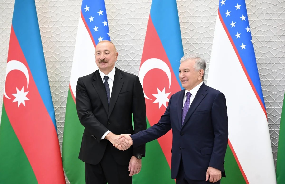 Şavkat Mirziyoyev İlham Əliyevi "Ali Dostluq Dərəcəsi" ordeni ilə təltif etdi - FOTO