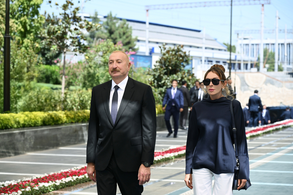 Prezident və birinci xanım Ümummilli Liderin memorial kompleksini ziyarət etdilər - FOTO/VİDEO Prezident və birinci xanım Ümummilli Liderin memorial kompleksini ziyarət etdilər - FOTO/VİDEO