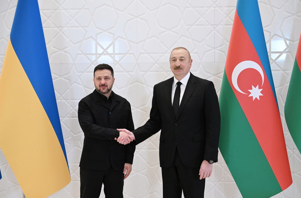 İlham Əliyev Zelenskini təbrik edib