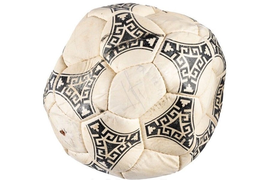 Maradonanın tarix yazan topu rekord qiymətə SATILDI