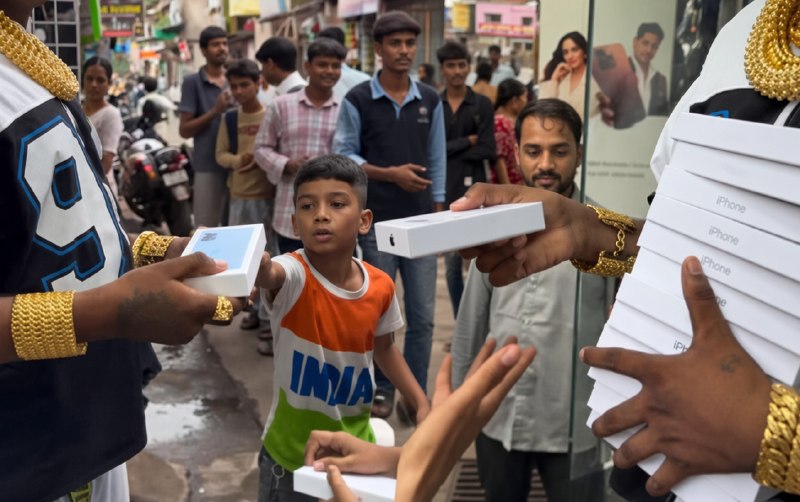 Həmin faciədən sonra küçədə pulsuz &ldquo;iPhone&rdquo; payladı &ndash; Video