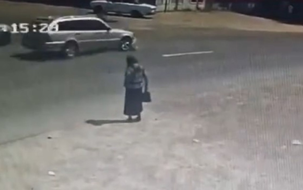 Anasının gözləri qarşısında maşın vurub öldürdü &ndash; Video