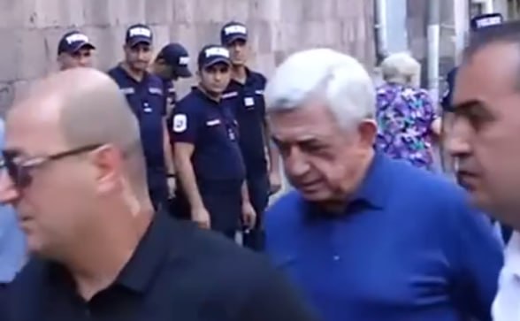 Sarkisyan Korrupsiyaya Qarşı Mübarizə Komitəsinə belə gətirildi – ANBAAN VİDEO Sarkisyan Korrupsiyaya Qarşı Mübarizə Komitəsinə belə gətirildi – ANBAAN VİDEO