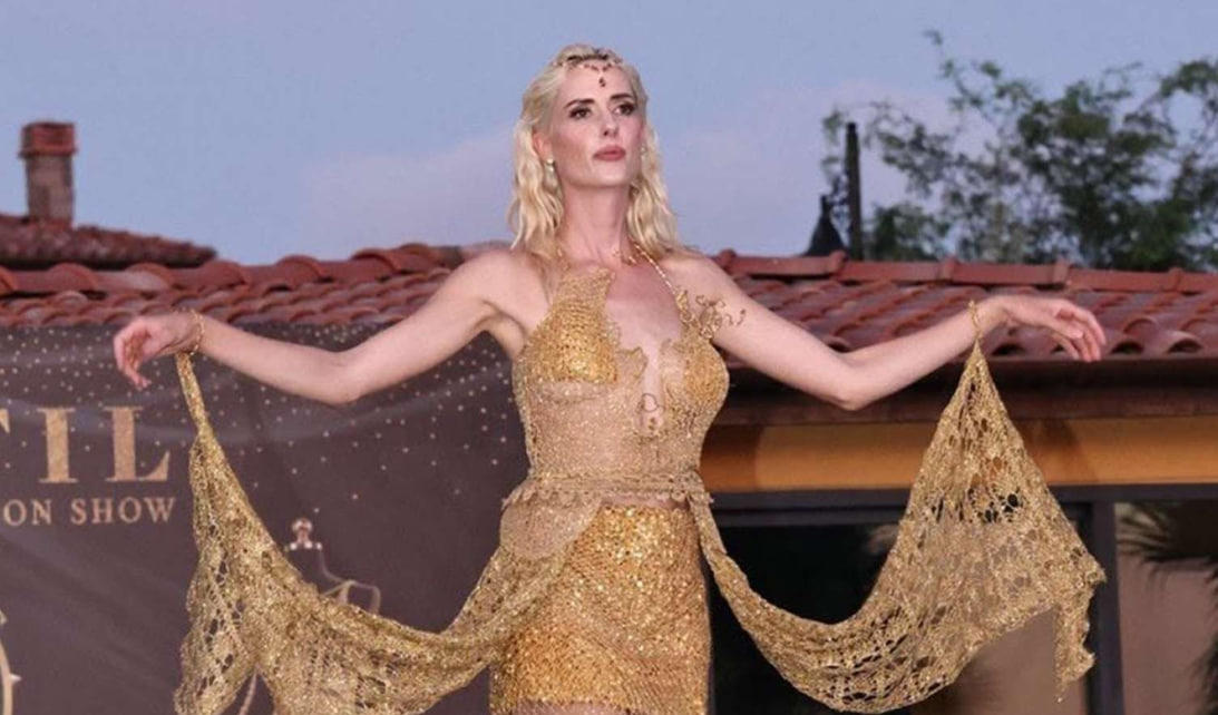 Qızıldan don geyindi