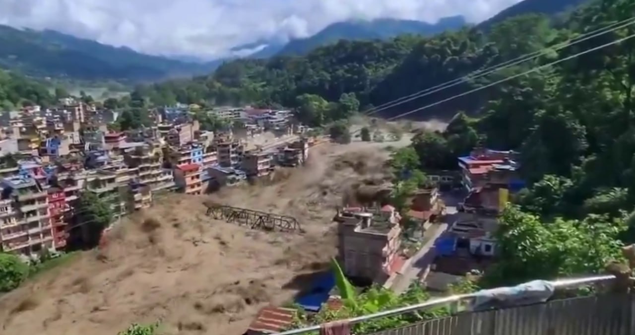 Nepalda 17 nəfərin ölümünə səbəb olan selin ANBAAN VİDEOSU Nepalda 17 nəfərin ölümünə səbəb olan selin ANBAAN VİDEOSU