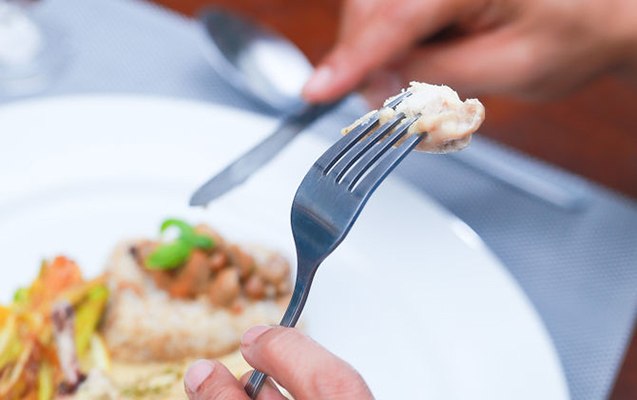 Boğazında ət tikəsi qaldığından bıçaqla deşdi- Qanaxmadan öldü