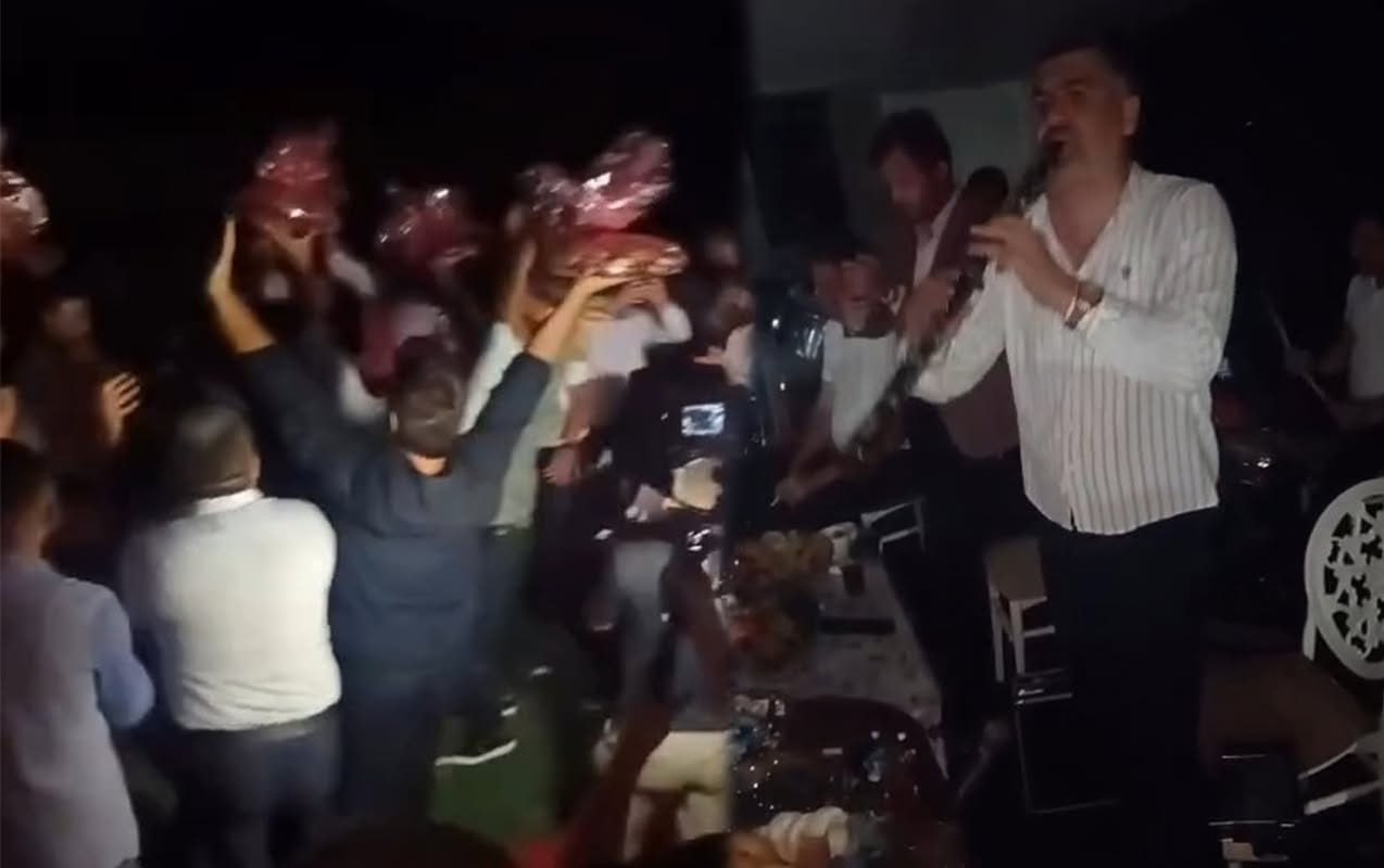 Nə yağış, nə də işıqların sönməsi toya mane oldu- Video