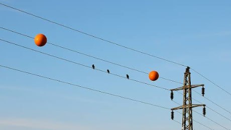 Elektrik xətlərinə bağlanan toplar nə üçündür?