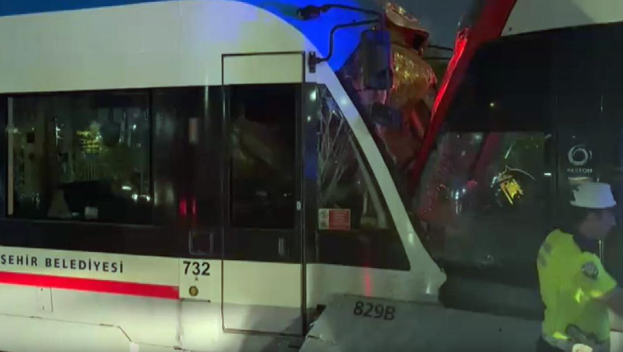 Türkiyədə daha bir QƏZA: tramvaylar üz-üzə toqquşdu - VİDEO Türkiyədə daha bir QƏZA: tramvaylar üz-üzə toqquşdu - VİDEO