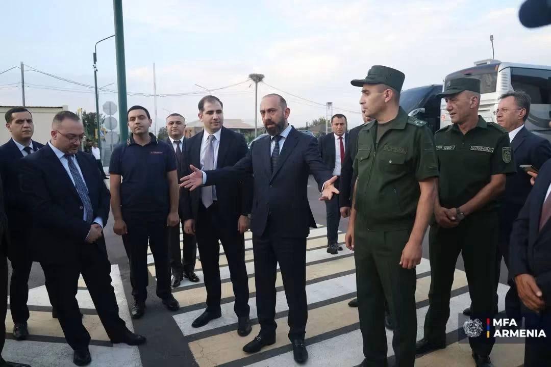 Ararat Mirzoyan xarici ölkə səfirləri ilə Türkiyə sərhədində