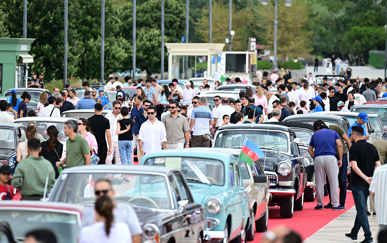 Bulvarda klassik avtomobillərin sərgisi keçirilir - FOTO