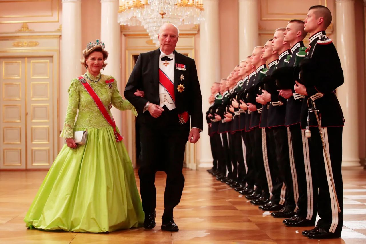 Qalmaqallar fonunda yeni Norveç kralı taxta çıxdı - FOTO Qalmaqallar fonunda yeni Norveç kralı taxta çıxdı - FOTO