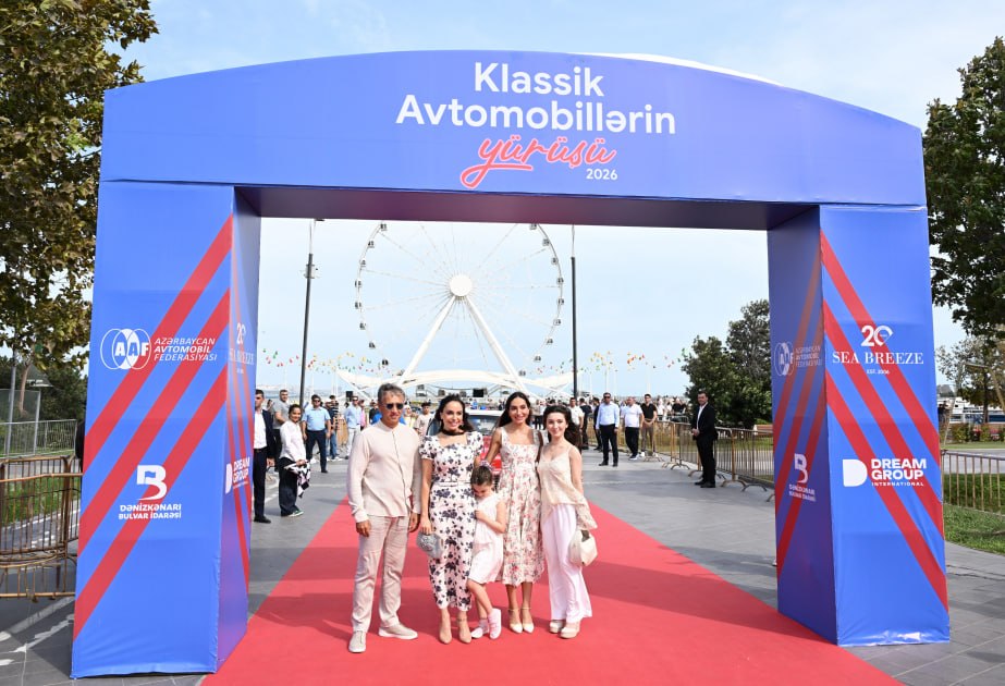 Leyla Əliyeva və Arzu Əliyeva klassik avtomobillərin yürüşünü izləyiblər - FOTO Leyla Əliyeva və Arzu Əliyeva klassik avtomobillərin yürüşünü izləyiblər - FOTO