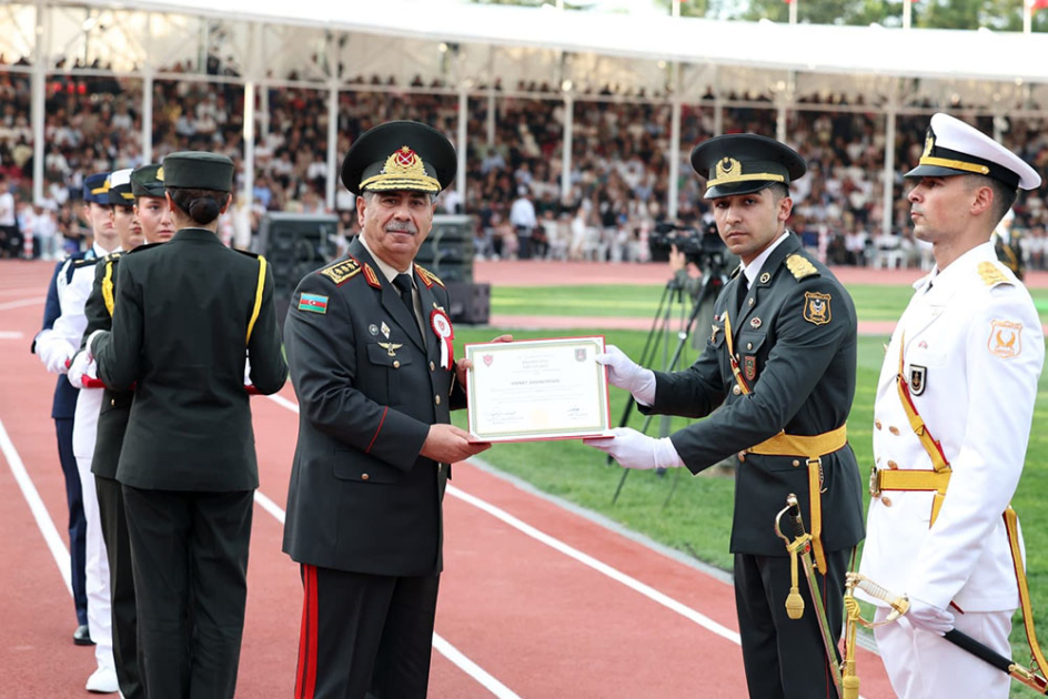 Türkiyədə azərbaycanlı məzunlara diplomları Zakir Həsənov təqdim etdi - FOTO