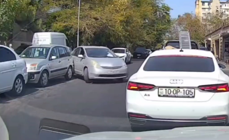 &ldquo;Prius&rdquo; manevr edərkən qəza törətdi, heç nə olmamış kimi yoluna davam etdi &ndash; VİDEO
