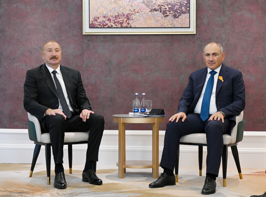 İlham Əliyevlə Paşinyan arasında görüş keçirilir - FOTO/VİDEO