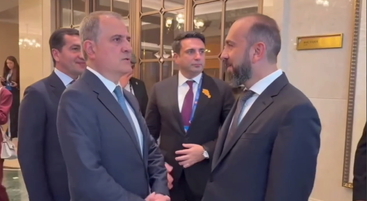 Ceyhun Bayramovla Mirzoyanın Bişkekdə ayaqüstü söhbəti &ndash; VİDEO