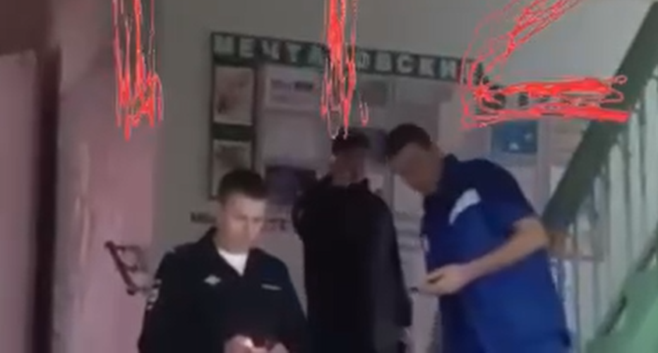 Məktəbdə insident: 7-ci sinif şagirdi fizika müəlliminə bıçaqla hücum etdi - VİDEO