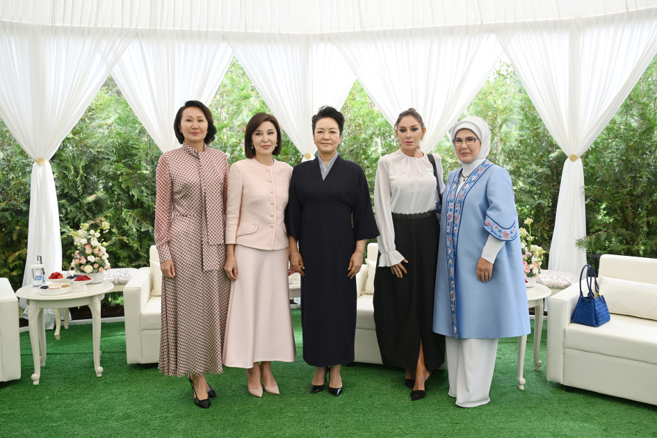 Mehriban Əliyeva Bişkekdə dekorativ-tətbiqi sənət ustalarının əl işlərindən ibarət sərgidə - FOTO