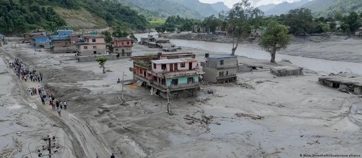 Nepalda daşqınların dağıtdığı ərazini tərk etməyən sadiq it hər kəsi kövrəltdi - FOTO Nepalda daşqınların dağıtdığı ərazini tərk etməyən sadiq it hər kəsi kövrəltdi - FOTO