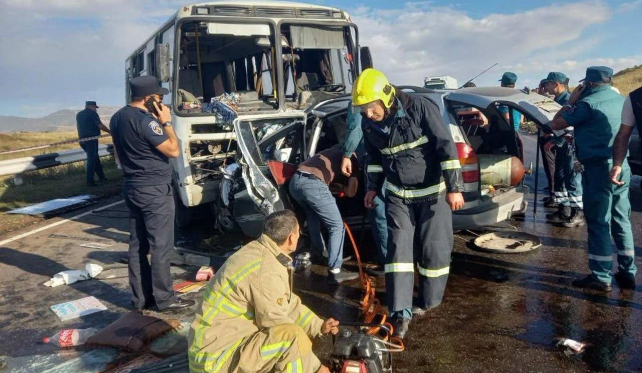 Ermənistanda dəhşətli qəza: 5 nəfər ölüb, 11 yaralı var