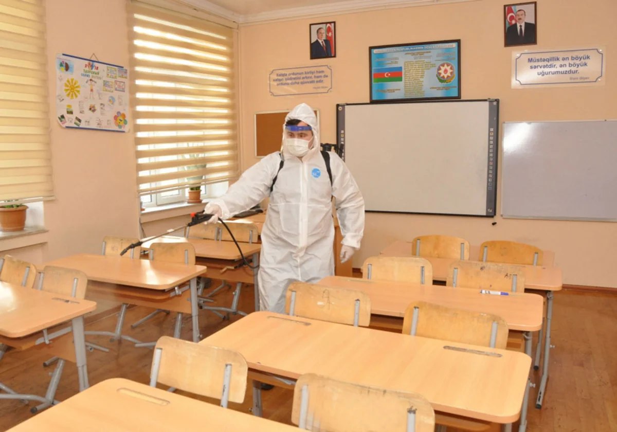 Bakıdakı məktəblər dezinfeksiya edilir – FOTO Bakıdakı məktəblər dezinfeksiya edilir – FOTO