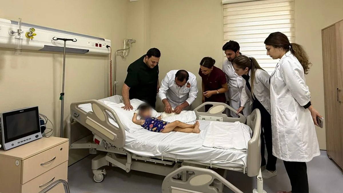 Azərbaycanda uşağın əli ət maşınında qaldı- 8 saatlıq əməliyyatla bərpa olundu &ndash; FOTO