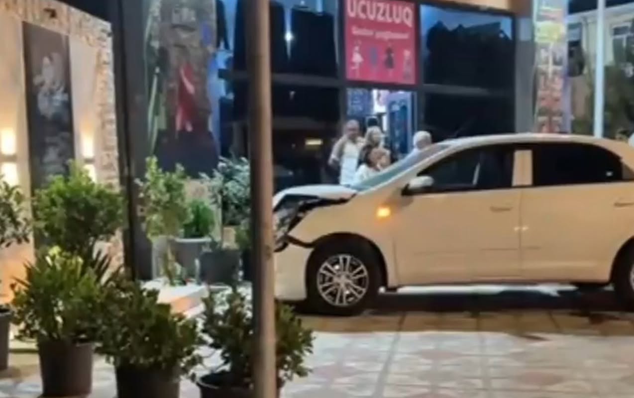 Avtomobil şəhid abidəsinə çırpıldı- Video