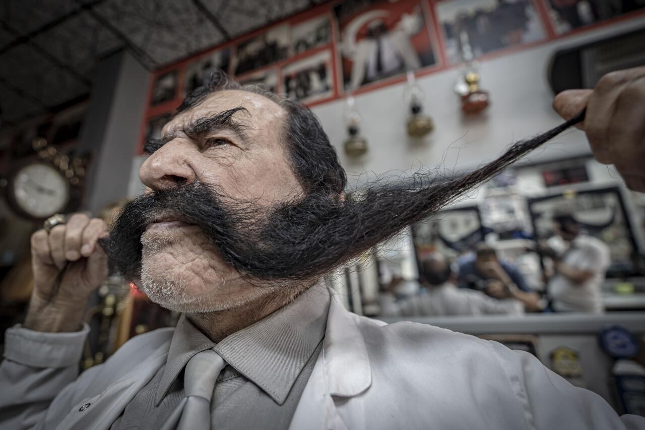 Babasından qalan mirası yaşadır: Bığını 1,5 metrəyə qədər uzadıb - (Foto)