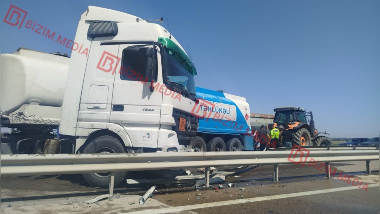 Goranboyda ağırtonnajlı avtomobil qəza törətdi – Yanacaq asfalta dağıldı – FOTO/VİDEO Goranboyda ağırtonnajlı avtomobil qəza törətdi – Yanacaq asfalta dağıldı – FOTO/VİDEO