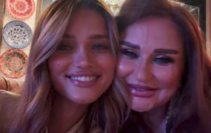 Mələkxanım Eyubova qızı ilə -Video