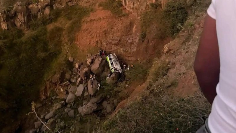 Avtobus dərəyə yuvarlandı - 22 ölü var Avtobus dərəyə yuvarlandı - 22 ölü var