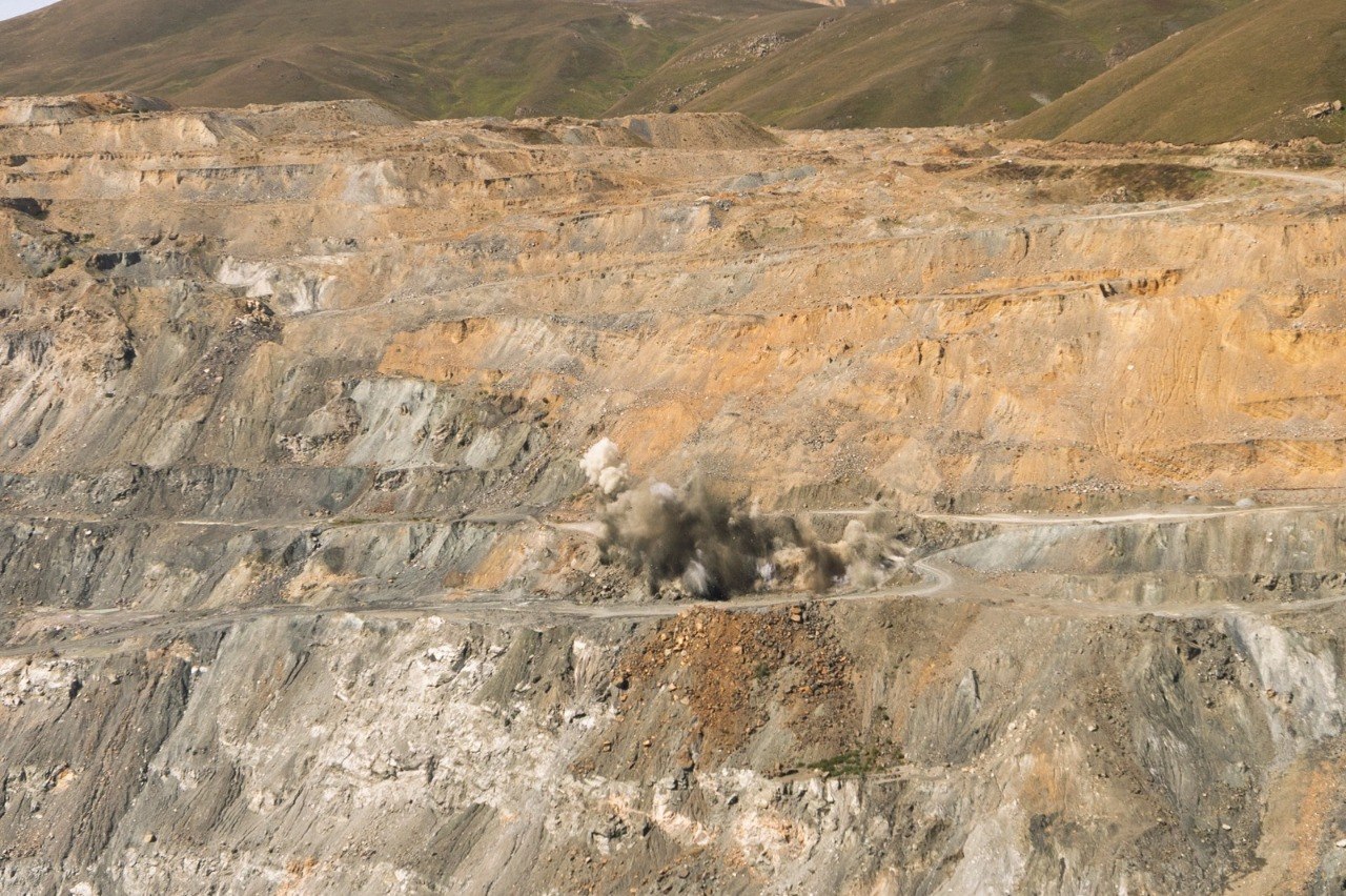 “AzerGold” Söyüdlü qızıl yatağında ilk qazma-partlayış əməliyyatını həyata keçirdi – FOTO/VİDEO “AzerGold” Söyüdlü qızıl yatağında ilk qazma-partlayış əməliyyatını həyata keçirdi – FOTO/VİDEO