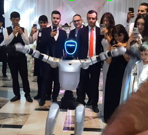 Toylarımızda yeni DƏB &ndash; &ldquo;Bəyin dostları&rdquo; təqaüdə çıxdı, əvəzinə robotlar gəlir &ndash; VİDEO