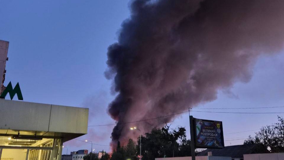 Kiyevdə metro stansiyanın yaxınlığına raket düşdü &ndash; FOTO-VİDEO