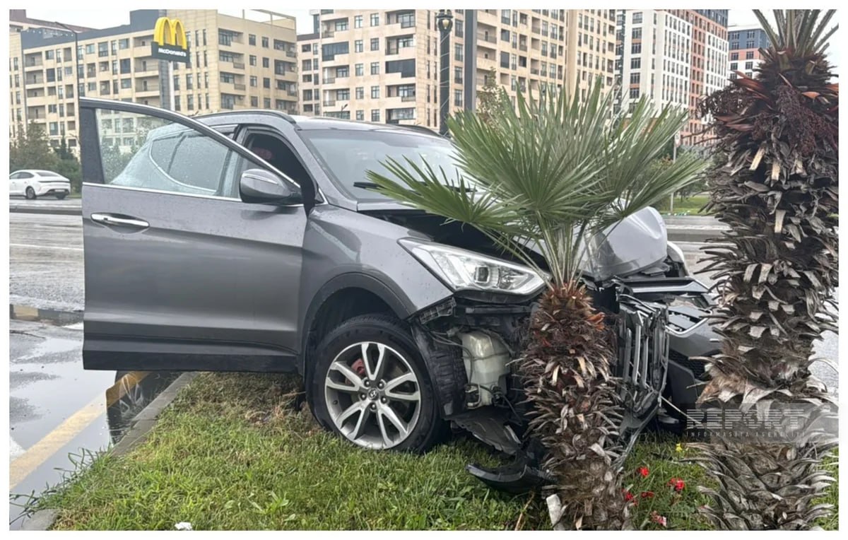 Sumqayıtda avtomobil işıq dirəyini aşırdı - FOTO Sumqayıtda avtomobil işıq dirəyini aşırdı - FOTO