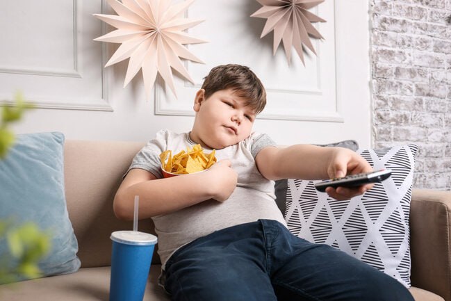 Nə fast food, nə də saatlarla telefon oyunu &ndash; Uşaqların hədsiz kökəlməsinin gizli səbəbi BƏLLİ OLDU