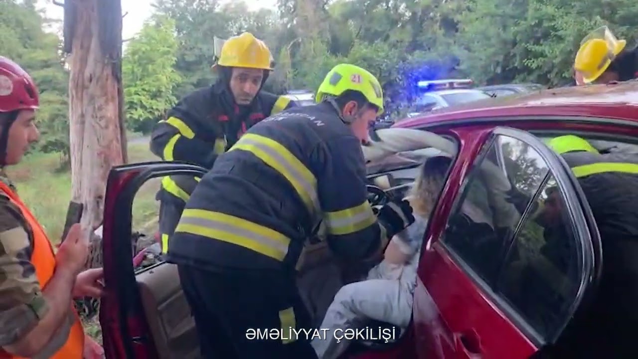 Avtomobildə sıxılı vəziyyətdə qalan sürücü xilas edildi - VİDEO