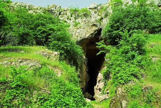 Ermənilər işğal dövründə Azıx mağarasından silah anbarı kimi istifadə edib Ermənilər işğal dövründə Azıx mağarasından silah anbarı kimi istifadə edib