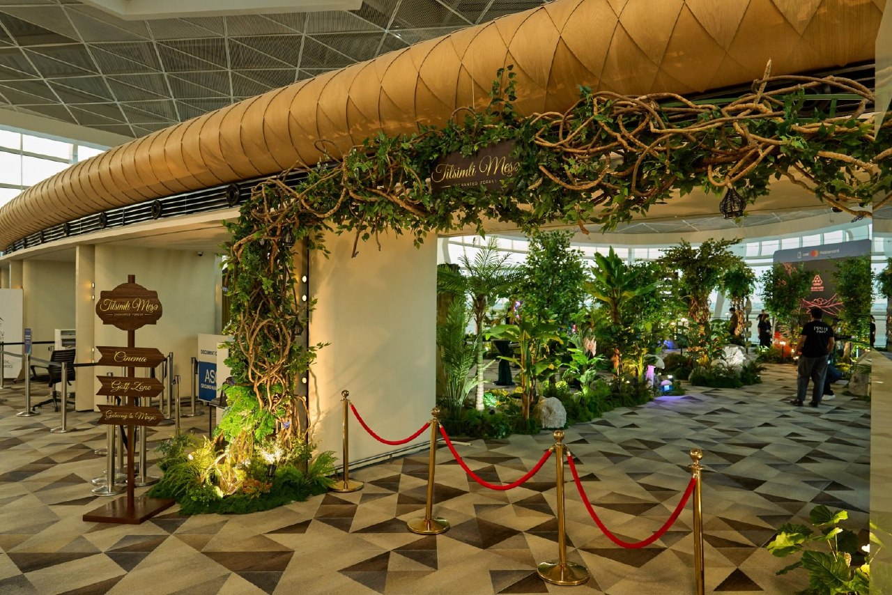 Bakı aeroportunda sərnişinlər üçün maraqlı əyləncə ZONASI &ndash; &ldquo;Tilsimli meşə&rdquo; - FOTO