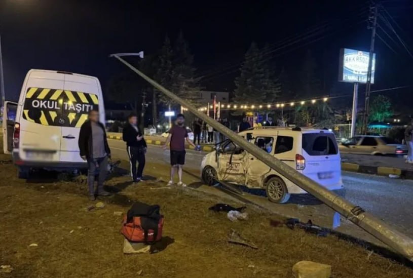 Mikroavtobusla toydan qayıdan 21 nəfər qəzaya düşdü Mikroavtobusla toydan qayıdan 21 nəfər qəzaya düşdü