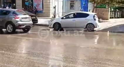 Bakıda kanalizasiya borusu partladı - VİDEO