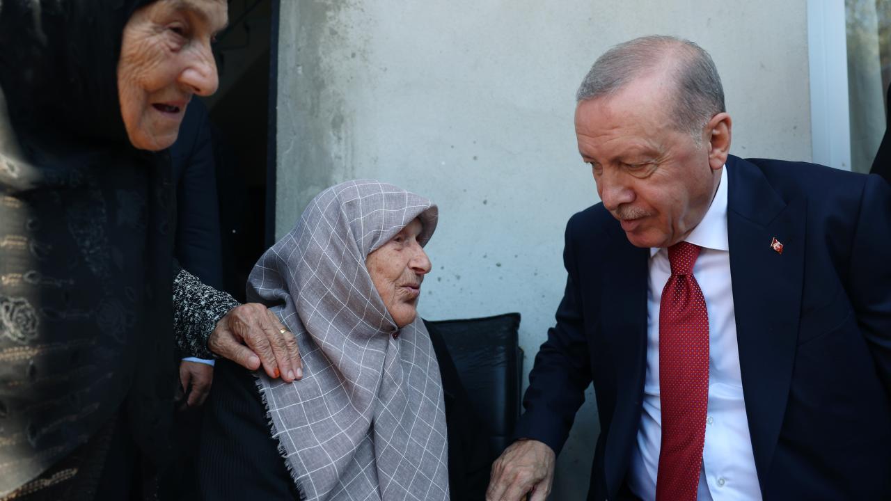 Ərdoğan anadan olduğu Rizəyə getdi - Qonşuları ilə görüşdü - FOTO