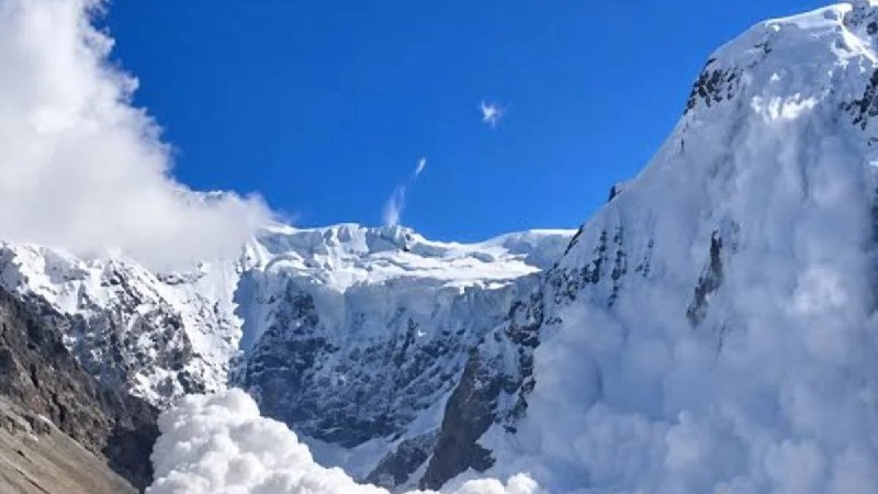 Xilasedicilər 17 alpinistin meyitini tapdı Xilasedicilər 17 alpinistin meyitini tapdı