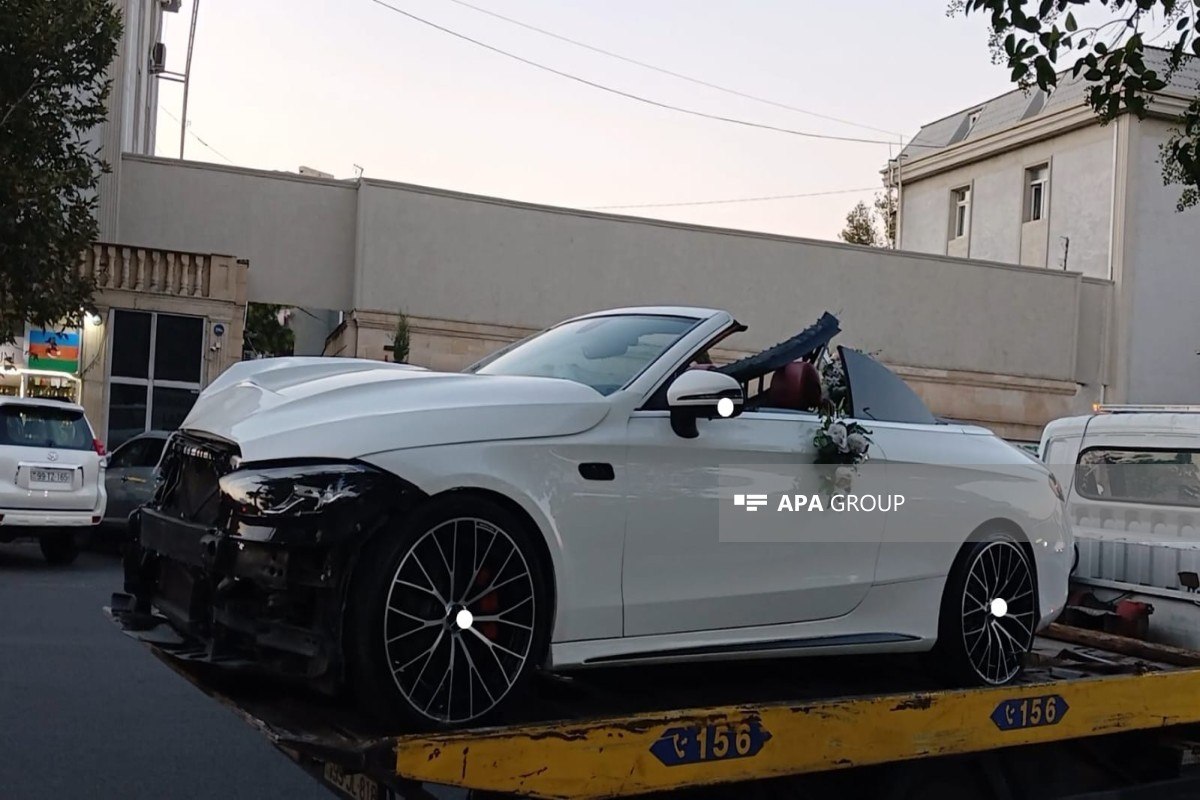 Toy karvanında gəlin maşını işıq dirəyinə çırpıldı Toy karvanında gəlin maşını işıq dirəyinə çırpıldı