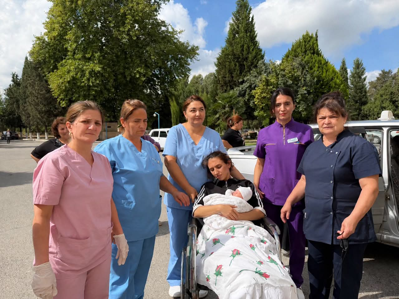 Bərdədə doğuş xəstəxananın həyətində baş verdi – Həkimlər operativ müdaxilə etdi - FOTO Bərdədə doğuş xəstəxananın həyətində baş verdi – Həkimlər operativ müdaxilə etdi - FOTO